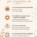 Une femme souriante lisant un article sur l'assurance vie