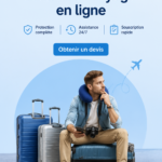 Femme regardant une destination de voyage sur un ordinateur avec une assurance voyage en ligne