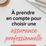 Femme examinant des documents d'assurance pour son entreprise.