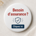Femme souriante regardant des documents d'assurance