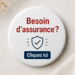 Femme souriante regardant des documents d'assurance