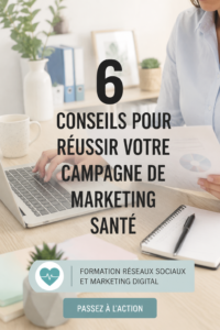Femme souriante discutant autour d'une table lors d'une réunion marketing en santé, illustrant des conseils marketing.