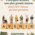 Une femme réfléchissant devant une grande maison familiale, symbole d'un choix de vie alternatif à la retraite.