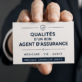Photo d'une agent d'assurance souriante avec un client, symbolisant la qualité du service.