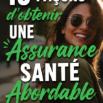 Femme souriante examinant des documents d'assurance santé