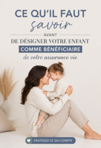 Une femme regardant un document d'assurance vie avec son enfant à ses côtés, illustrant le thème de la désignation comme bénéficiaire.