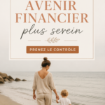 Femme souriante réfléchissant à ses finances personnelles dans un environnement chaleureux.