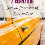 Une femme examinant des documents de prêt auto avec un sourire, symbolisant la planification financière.