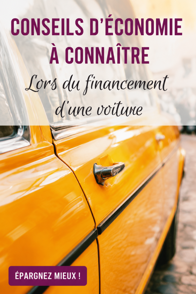 Une femme examinant des documents de prêt auto avec un sourire, symbolisant la planification financière.
