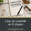 Femme souriante planifiant sa succession avec des documents importants.