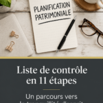 Femme souriante planifiant sa succession avec des documents importants.