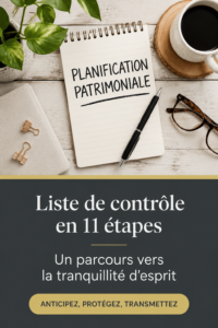 Femme souriante planifiant sa succession avec des documents importants.