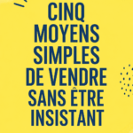 Femme positive discutant de ventes avec un client dans un environnement chaleureux.