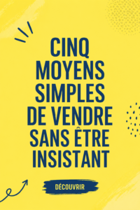Femme positive discutant de ventes avec un client dans un environnement chaleureux.