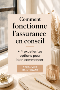 Femme de 40 ans souriante lisant sur les options d'assurance consultation.