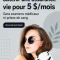 Femme souriante examinant des options d'assurance vie simple et abordable.