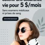 Femme souriante examinant des options d'assurance vie simple et abordable.