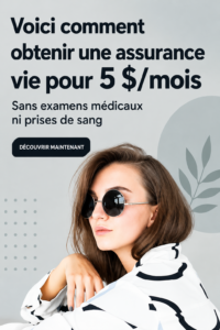 Femme souriante examinant des options d'assurance vie simple et abordable.