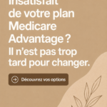 Femme heureuse regardant des brochures sur les plans Medicare