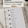 Femme souriante organisant ses documents importants sur une table, symbolisant la sérénité des finances organisées.