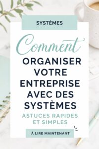 Femme en train d'organiser son bureau professionnel avec des documents et outils de gestion