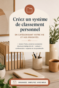 Une femme heureuse dans un bureau organisé avec un système de classement efficace.