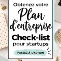 Femme consultant un document de plan d'affaires avec un ordinateur