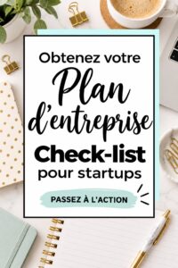 Femme consultant un document de plan d'affaires avec un ordinateur