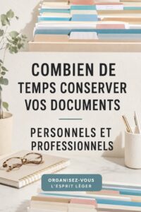 Femme organisée avec un classeur bien structuré pour conserver ses documents essentiels.