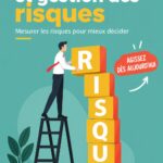 Femme analysant des cubes représentant des risques pour une évaluation sécurisée