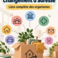 Femme souriante mettant à jour son adresse après un déménagement